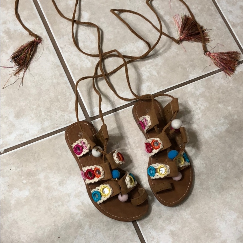 Adorable wrap tassel sandals